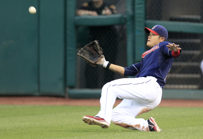 추신수(야구선수)
Cleveland Indians’ Choo Shin-soo catches a fly ball hit by Cincinnati Reds’ Joey Votto in the sixth inning in a baseball game on Tuesday.  (AP-Yonhap News)