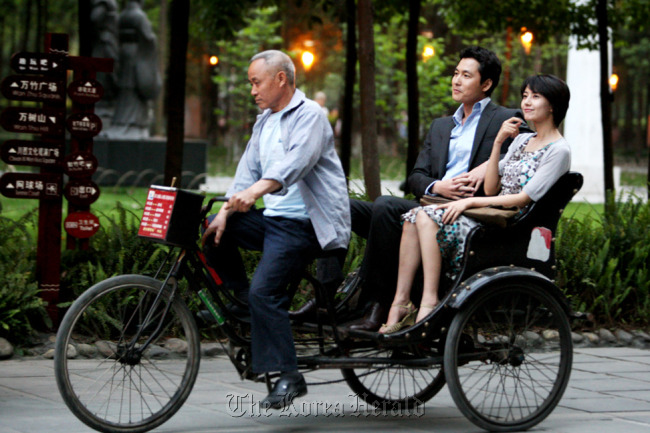 Korean actor Jung Woo-sung and Chinese actress Gao Yuanyuan star in director Hur Jin-ho’s 2009 Korean-Chinese film “A Good Rain Knows.”  NEW