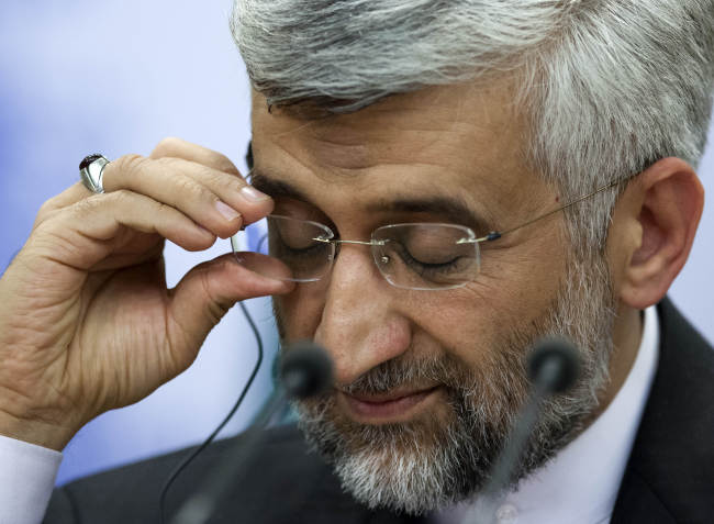 <YONHAP PHOTO-0205> Chief Iranian nuclear negotiator Saeed Jalili listens to a question after discussions on the controversial Iranian nuclear program in Moscow, Russia, Tuesday, June 19, 2012. Iran and six world powers are suspending high-level talks meant to dispel suspicions that Tehran might turn its nuclear activities into making weapons, the EU's foreign policy chief said Tuesday. The announcement followed two days of intensive meetings that failed to bridge differences. (AP Photo/Alexander Zemlianichenko)/2012-06-20 07:12:20/ <저작권자 ⓒ 1980-2012 ㈜연합뉴스. 무단 전재 재배포 금지.>
Chief Iranian nuclear negotiator Saeed Jalili listens to a question after discussions on the controversial Iranian nuclear program in Moscow on Tuesday.  AP-Yonhap News