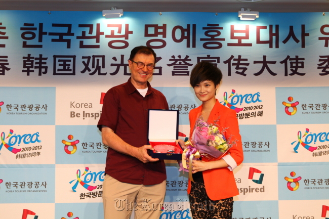 Chinese singer Li Yuchun (right) and Korea Tourism Organization CEO Lee Charm pose for a picture after Li was named the goodwill ambassador for KTO on Wednesday.  KTO