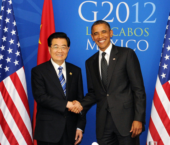 Chinese President Hu Jintao (left) meets with U.S. President Barack Obama in Los Cabos on Tuesday.  (Xinhua-Yonhap News)