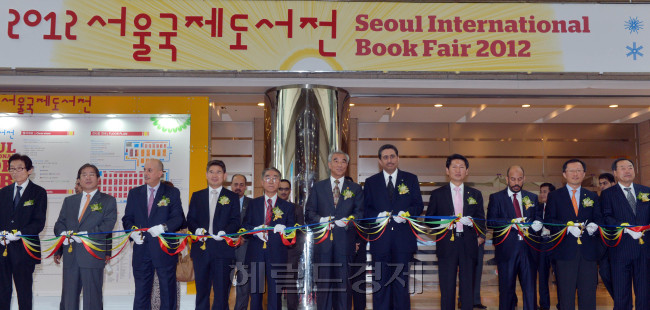 2012서울국제도서전이 20일 코엑스에서 개막돼 최광식 문화체육관광부장관 아흐마드 빈 무함마드앗세이프 사우디아라비아 고등교육부차관 윤형두 대한출판문화협회장 등이 개막 테이프를 자르고 있다.<br />김명섭 기자 msiron@
2012서울국제도서전이 20일 코엑스에서 개막돼 최광식 문화체육관광부장관 아흐마드 빈 무함마드앗세이프 사우디아라비아 고등교육부차관 윤형두 대한출판문화협회장 등이 개막 테이프를 자르고 있다.
김명섭 기자 msiron@