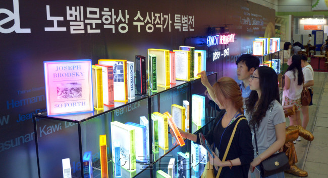 2012서울국제도서전이 20일 코엑스에서 개막돼 관람객들이 노벨문학상 수상작가 작품들을 보고 있다.<br />김명섭 기자 msiron@
2012서울국제도서전이 20일 코엑스에서 개막돼 관람객들이 노벨문학상 수상작가 작품들을 보고 있다.
김명섭 기자 msiron@