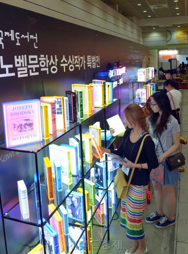 2012서울국제도서전이 20일 코엑스에서 개막돼 관람객들이 노벨문학상 수상작가 작품들을 보고 있다.<br />김명섭 기자 msiron@
2012서울국제도서전이 20일 코엑스에서 개막돼 관람객들이 노벨문학상 수상작가 작품들을 보고 있다.
김명섭 기자 msiron@