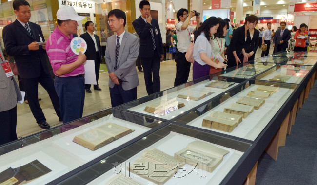 2012서울국제도서전이 20일 코엑스에서 개막돼 관람객들이 '잃어버린 한국 활자를 찾아서' 특별전을 보고 있다.<br />김명섭 기자 msiron@
2012서울국제도서전이 20일 코엑스에서 개막돼 관람객들이 '잃어버린 한국 활자를 찾아서' 특별전을 보고 있다.
김명섭 기자 msiron@