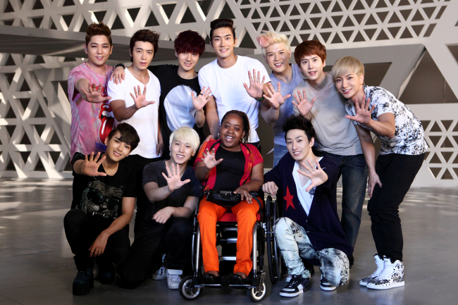 슈퍼주니어(가수)
그룹 샤이니가 불치병에 걸린 ‘K팝 순애보 소녀’ 도니카 스털링과 특별한 만남을 가졌다.
