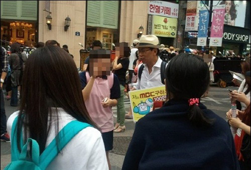 김태호(PD)
‘무한도전’의 김태호PD가 명동 길거리에서 서명운동에 나선 모습이 포착됐다.