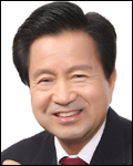 유승우(국회의원, 전 기초단체장)
새누리당이 최근 무노동 무임금ㆍ국회의원 겸직 금지 등 ‘국회의원 특권 폐지’를 강력히 추진하고 있는 가운데, 새누리당 초선 의원이 국회의원의 특권 중 하나로 거론되고 있는 ‘지방선거 정당공천권’부터 포기해야한다는 주장을 제기하고 나서 주목된다.