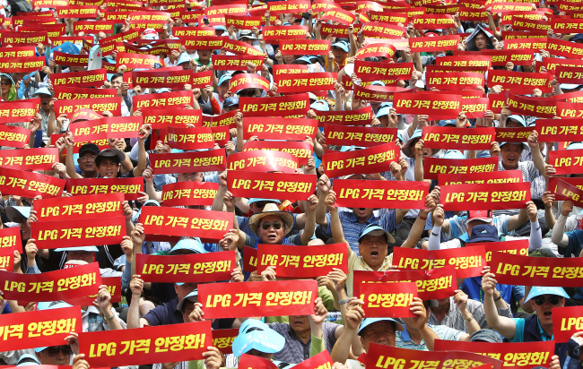 Striking taxi drivers demand lower fuel prices and higher fares during a protest at Seoul Plaza on Wednesday.  (Yonhap News)
