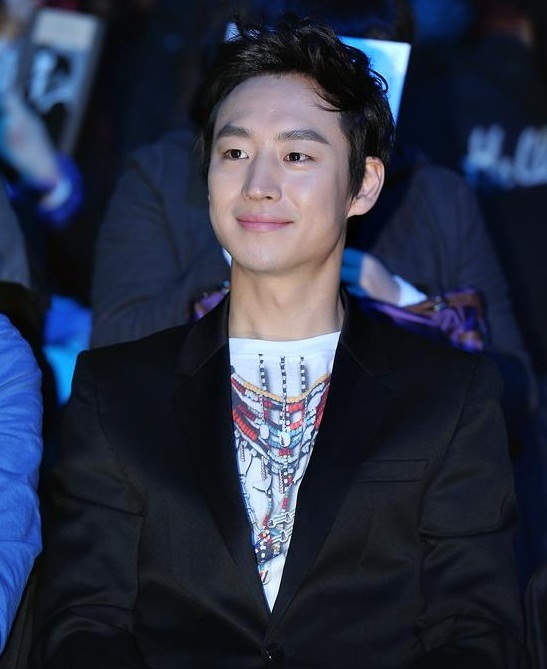 이제훈(탤런트, 영화배우)
소속사 사람엔터테인먼트는 6월 20일 “이제훈이 올해 말 현역으로 군에 입대한다. 영화 ‘점쟁이들’ 홍보와 ‘나의 파바로티(가제)’촬영 후 군입대를 준비한다”고 밝혔다.