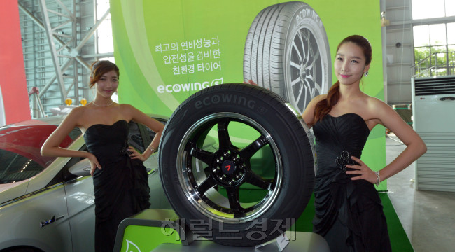 금호타이어는 21일 오전 인천공항 아시아나항공 격납고에서 2012년 금호타이어 신상품 설명회를 열고 에너지소비효율 1등급을 획득한 '에코윙 S' 등 을 선보였다.<br />김명섭 기자 msiron@
금호타이어는 21일 오전 인천공항 아시아나항공 격납고에서 2012년 금호타이어 신상품 설명회를 열고 에너지소비효율 1등급을 획득한 '에코윙 S' 등 을 선보였다.
김명섭 기자 msiron@