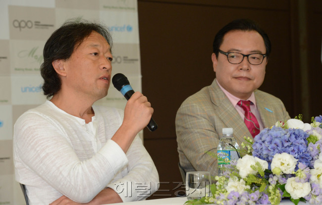 21일 유니세프 한국위원회에서 아시아 필하모닉과 유니세프가 함께 하는 북한어린이를 위한 자선 음악회 기자회견이 열리고 있다. 정명훈 예술감독과 류종수 유니세프 사무총장이 자리를 같이 했다. <br />정희조 기자/ checho@heraldm.com 120621
21일 유니세프 한국위원회에서 아시아 필하모닉과 유니세프가 함께 하는 북한어린이를 위한 자선 음악회 기자회견이 열리고 있다. 정명훈 예술감독과 류종수 유니세프 사무총장이 자리를 같이 했다.
정희조 기자/ checho@heraldm.com 120621