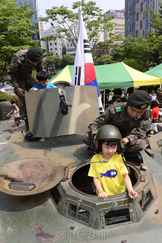 서초구가 보훈의 달을 맞아 20일 오전 서초구청 1층 광장에서 국군최신장비 전시 및 6.25전쟁음식 체험전을 개최해 관내유치원 및 초득학생들이 군인 아저씨들과 함께 체험하고 있다. 박해묵 기자/mook@heraldm.com
서초구가 보훈의 달을 맞아 20일 오전 서초구청 1층 광장에서 국군최신장비 전시 및 6.25전쟁음식 체험전을 개최해 관내유치원 및 초득학생들이 군인 아저씨들과 함께 체험하고 있다. 박해묵 기자/mook@heraldm.com
서초구가 보훈의 달을 맞아 20일 오전 서초구청 1층 광장에서 국군최신장비 전시 및 6.25전쟁음식 체험전을 개최해 관내유치원 및 초득학생들이 군인 아저씨들과 함께 체험하고 있다. 박해묵 기자/mook@heraldm.com