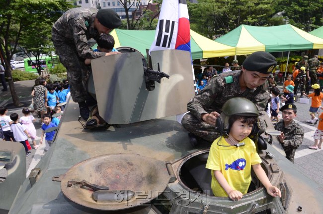 서초구가 보훈의 달을 맞아 20일 오전 서초구청 1층 광장에서 국군최신장비 전시 및 6.25전쟁음식 체험전을 개최해 관내유치원 및 초득학생들이 군인 아저씨들과 함께 체험하고 있다. 박해묵 기자/mook@heraldm.com
서초구가 보훈의 달을 맞아 20일 오전 서초구청 1층 광장에서 국군최신장비 전시 및 6.25전쟁음식 체험전을 개최해 관내유치원 및 초득학생들이 군인 아저씨들과 함께 체험하고 있다. 박해묵 기자/mook@heraldm.com
서초구가 보훈의 달을 맞아 20일 오전 서초구청 1층 광장에서 국군최신장비 전시 및 6.25전쟁음식 체험전을 개최해 관내유치원 및 초득학생들이 군인 아저씨들과 함께 체험하고 있다. 박해묵 기자/mook@heraldm.com
초등학생이 21일 오전 서초구청 앞에 마련된 탱크를 타며 즐거워하고 있다. 서울 서초구는 보훈의 달을 맞아 서초구청 1층 광장에서 국군최신장비 전시 및 6ㆍ25전쟁 음식 체험전을 개최했다. 박해묵 기자/mook@