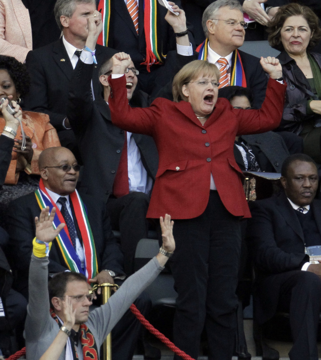 <YONHAP PHOTO-1499> FILE - In this July 3, 2010 file photo German Chancellor Angela Merkel celebrates next to South African President Jacob Zuma, left, after Germany's Thomas Mueller scored a goal during the World Cup quarterfinal soccer match between Argentina and Germany at the Green Point stadium in Cape Town, South Africa. Merkel will travel to Germany's European Championship quarterfinal match against Greece for a game that brings together nations at opposite ends of Europe's debt crisis, the German government said Wednesday, June 20, 2012. (AP Photo/Gero Breloer, File)/2012-06-20 20:40:37/ <저작권자 ⓒ 1980-2012 ㈜연합뉴스. 무단 전재 재배포 금지.>
German Chancellor Angela Merkel celebrates after Germany’s Thomas Mueller scores against Argentina in the 2010 World Cup quarterfinals in South Africa.  AP-Yonhap News