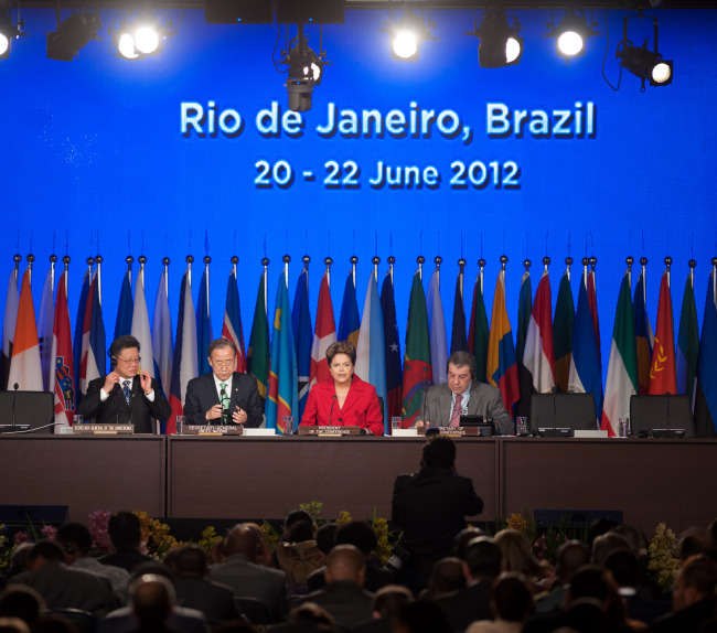 (Left to right) Sha Zukang, secretary-general of the United Nations Conference on Sustainable Development, Ban Ki-moon, U.N. secretary-general, Dilma Rousseff, president of the conference, and Nassir Abdulaziz Al-Nasser, president of the 66th session of the General Assembly attend the U.N. Conference on Sustainable Development in Rio de Janeiro on Wednesday.  (Xinhua-Yonhap News)