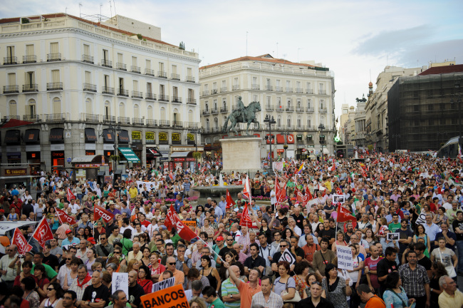 Spanish trade union members holding banners and flags demonstrate against the government economic measures and new labor reforms in central Madrid on Wednesday.   AP-Yonhap News
