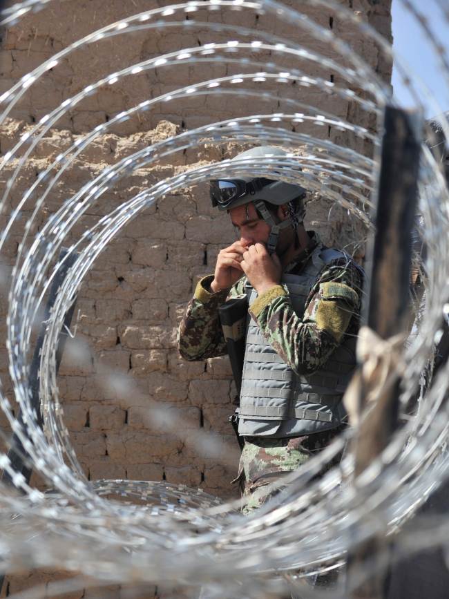 <YONHAP PHOTO-1502> An Afghanistan National Army (ANA) soldier adjusts his helmet during a tactical officer course training by US Marines at Camp Leatherneck in Helmand Province on June 19, 2012. The US-led war in Afghanistan has cost the lives of around 3,000 U.S. and allied troops, seen thousands of Afghans killed and cost hundreds of billions of dollars. AFP PHOTO / ADEK BERRY../2012-06-19 20:45:51/ <저작권자 ⓒ 1980-2012 ㈜연합뉴스. 무단 전재 재배포 금지.>
An Afghanistan National Army soldier adjusts his helmet during a tactical officer course training by U.S. Marines at Camp Leatherneck in Helmand Province on Tuesday.  AFP-Yonhap News