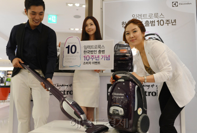 일렉트로룩스코리아(정현주대표이사,www.electrolux.co.kr)가 한국법인 출범 10주년을 맞이해 6월 21일부터 6주간  소비자 이벤트를 진행한다.<br />6월 20일부터 7월 22일까지 일렉트로룩스 제품을 판매하는 온, 오프라인 전 유통채널을 통해 일렉트로룩스 대표제품 '울트라액티브' 10만원 할인 및 5만원 상당의 스타터킷 무료증정, 일부 청소기 및 소형 가전제품 10% 할인 등 다양한 소비자 이벤트를 펼친다.<br />또 같은기간 10년이상된 일렉트로룩스 제품을  일렉트로룩스커뮤니티(http://cafe.naver.com/electrolux1)에서 인증하는 선착순 100명에게 '울트라원'을 20% 할인된 가격에 구매할 수 있는 기회를 제공한다. 일렉트로룩스의 '울트라클럽'에서는 바이럴 이벤트에 참여한 고객 중 추첨을 통해 5명에게 '에르고라피도 브러쉬롤클린'을 증정하며, 네이버 레몬테라스 카페를 통해 6월 21일부터 7일간 스크랩이벤트에 참여한 소비자 중 10명을 추첨해 일렉트로룩스 소형가전을 증정하는 경품행사를 진행한다<br />정희조 기자/checho@heraldm.com 120621
일렉트로룩스코리아(정현주대표이사,www.electrolux.co.kr)가 한국법인 출범 10주년을 맞이해 6월 21일부터 6주간  소비자 이벤트를 진행한다.
6월 20일부터 7월 22일까지 일렉트로룩스 제품을 판매하는 온, 오프라인 전 유통채널을 통해 일렉트로룩스 대표제품 '울트라액티브' 10만원 할인 및 5만원 상당의 스타터킷 무료증정, 일부 청소기 및 소형 가전제품 10% 할인 등 다양한 소비자 이벤트를 펼친다.
또 같은기간 10년이상된 일렉트로룩스 제품을  일렉트로룩스커뮤니티(http://cafe.naver.com/electrolux1)에서 인증하는 선착순 100명에게 '울트라원'을 20% 할인된 가격에 구매할 수 있는 기회를 제공한다. 일렉트로룩스의 '울트라클럽'에서는 바이럴 이벤트에 참여한 고객 중 추첨을 통해 5명에게 '에르고라피도 브러쉬롤클린'을 증정하며, 네이버 레몬테라스 카페를 통해 6월 21일부터 7일간 스크랩이벤트에 참여한 소비자 중 10명을 추첨해 일렉트로룩스 소형가전을 증정하는 경품행사를 진행한다
정희조 기자/checho@heraldm.com 120621