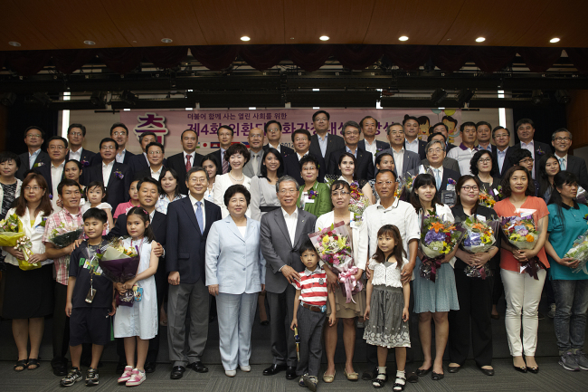 Korea Exchange Bank chief executive Yun Yong-ro (center) poses with Minister of Gender Equality and Family Kim Kum-lae (to Yun’s left), Saenuri Party lawmaker Jasmin Lee (center, second row) and winners of the KEB Global Family Awards after the award ceremony on Thursday at KEB headquarters. KEB has awarded individuals and organizations who support multicultural families each year since 2009.   (KEB)