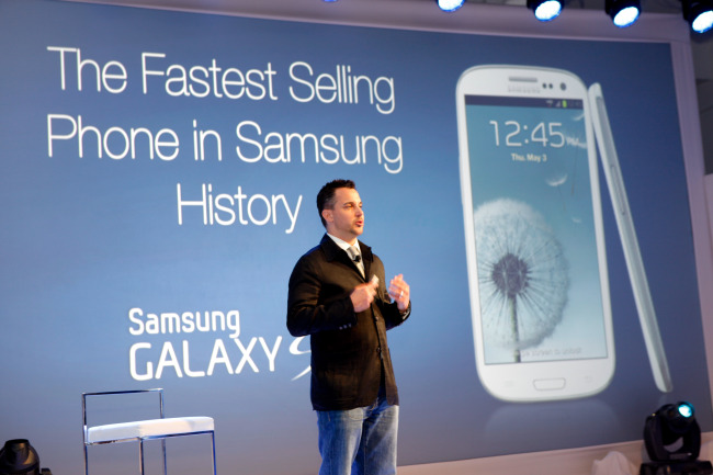 A Samsung Electronics official in the United States speaks at a launch ceremony for the tech firm’s latest smartphone Galaxy S3 in New York on Wednesday.      (Yonhap News)