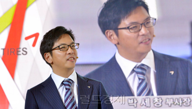 금호타이어는 21일 오전 인천공항 아시아나항공 격납고에서 2012년 금호타이어 신상품 설명회를 열고 함께 진행된 핑크리본협약식에서 박세창금호타이어 부사장이 프리젠테이션을 하고 있다. 김명섭 기자 msiron@
금호타이어는 21일 오전 인천공항 아시아나항공 격납고에서 2012년 금호타이어 신상품 설명회를 열고 함께 진행된 핑크리본협약식에서 박세창금호타이어 부사장이 프리젠테이션을 하고 있다. 김명섭 기자 msiron@