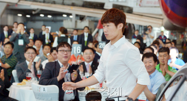 금호타이어는 21일 오전 인천공항 아시아나항공 격납고에서 2012년 금호타이어 신상품 설명회를 열고 함께 진행된 핑크리본협약식에서 박지성선수가 무대로 오르고  있다. 김명섭 기자 msiron@
금호타이어는 21일 오전 인천공항 아시아나항공 격납고에서 2012년 금호타이어 신상품 설명회를 열고 함께 진행된 핑크리본협약식에서 박지성선수가 무대로 오르고  있다. 김명섭 기자 msiron@