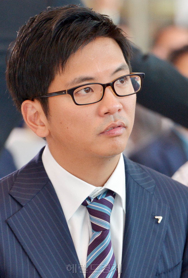 금호타이어는 21일 오전 인천공항 아시아나항공 격납고에서 2012년 금호타이어 신상품 설명회를 열고 함께 진행된 핑크리본협약식에서 박세창금호타이어 부사장이 행사를 보고 있다. 김명섭 기자 msiron@
금호타이어는 21일 오전 인천공항 아시아나항공 격납고에서 2012년 금호타이어 신상품 설명회를 열고 함께 진행된 핑크리본협약식에서 박세창금호타이어 부사장이 행사를 보고 있다. 김명섭 기자 msiron@