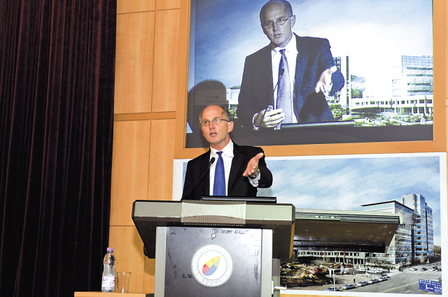 Christopher Portier, director of the U.S. National Center for Environmental Health and Agency for Toxic Substances and Disease Registry, speaks at a forum in Seoul on Wednesday.  (National Cancer Center)