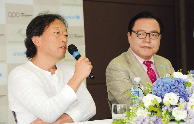 Maestro Chung Myung-whun (left) speaks while UNICEF Korea Secretary-General Ryu Jong-soo looks on during a press conference in Seoul on Thursday.  (Chung Hee-cho/The Korea Herald)