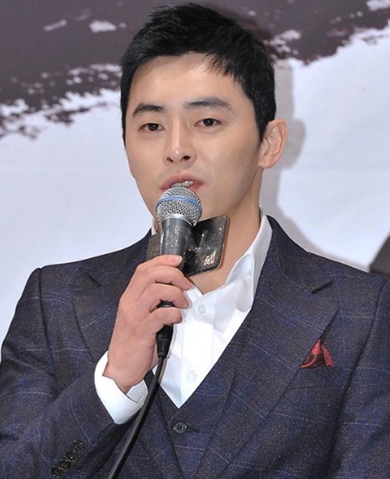 조정석(탤런트, 영화배우)
배우 조정석이 가사곤란으로 군 면제를 받은 사실에 대해 소속사 측이 입장을 밝혔다.
