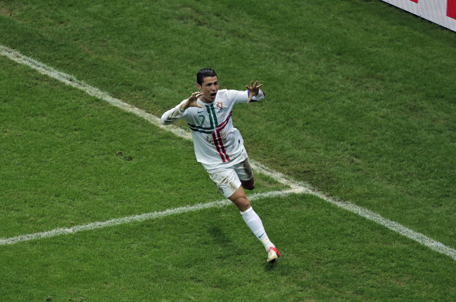 Portugal's Cristiano Ronaldo celebrates scoring the opening goal during the Euro 2012 soccer championship quarterfinal match between Czech Republic and Portugal in Warsaw, Poland, Thursday. (AP-Yonhap News)