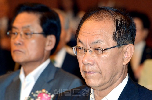 새누리당 황우여 대표가 22일 서울 세종로 세종홀에서 열린 제51치 새누리포럼에서 "국민행복국가 건설을 위한 비전과 전략"을 주재로 초청강연을 하고 있다. 박현구 기자phko@heraldm.com 2012.06.22
황우여 새누리당 대표가 22일 세종문화회관에서 열린 새누리 포럼에 참석, 국민행복국가 건설을 위한 비전과 전략이란 주제로 연설했다. 황 대표는 “너무 시간을 많이 소모할 수는 없지만, 신중하게 접근하고 있다”며 오픈프라이머리 도입을 골자로 한 경선 룰과 관련, 이른 시일 내 결말을 낼 것이라고 밝혔다.  박현구 기자/phko@
황우여 새누리당 대표가 22일 세종문화회관에서 열린 새누리 포럼에 참석, 국민행복국가 건설을 위한 비전과 전략이란 주제로 연설했다. 황 대표는 “너무 시간을 많이 소모할 수는 없지만, 신중하게 접근하고 있다”며 오픈프라이머리 도입을 골자로 한 경선 룰과 관련, 이른 시일 내 결말을 낼 것이라고 밝혔다.  박현구 기자/phko@