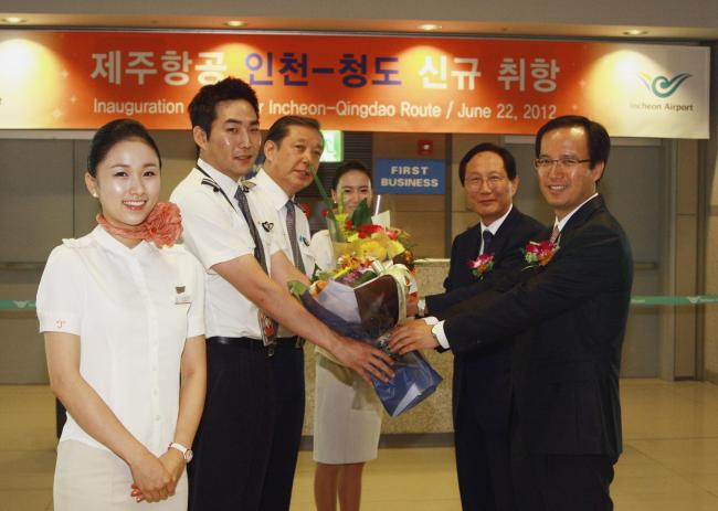 제주항공은 22일 인천국제공항에서 조재열 대표이사를 비롯, 임직원이 참석한 가운데 인천~칭다오 노선 취항식을 개최했다. 주 7회 운항하며, 오전 8시20분 인천에서, 9시30분에 칭다오에서 출발하는 일정으로 운영된다. 국내 저비용 항공사가 이 노선을 취항하는 것은 처음이다. 조재열 대표이사(사진 오른쪽 두 번째) 등이 인천국제공항 출발장에서 열린 취항식에서 승무원들에게 꽃다발을 전달하고 있다.   [사진제공=제주항공]