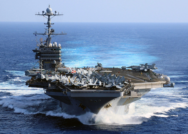 091115-N-6720T-106<br />PACIFIC OCEAN (Nov. 15, 2009) The aircraft carrier USS George Washington (CVN 73) transits the Pacific Ocean. George Washington, the Navy? only permanently forward-deployed aircraft carrier, is participating in Annual Exercise (ANNUALEX 21G), a yearly bilateral exercise with the U.S. Navy and the Japan Maritime Self-Defense Force. (U.S. Navy photo by Mass Communication Specialist Seaman Adam K. Thomas/Released)
091115-N-6720T-106
PACIFIC OCEAN (Nov. 15, 2009) The aircraft carrier USS George Washington (CVN 73) transits the Pacific Ocean. George Washington, the Navy? only permanently forward-deployed aircraft carrier, is participating in Annual Exercise (ANNUALEX 21G), a yearly bilateral exercise with the U.S. Navy and the Japan Maritime Self-Defense Force. (U.S. Navy photo by Mass Communication Specialist Seaman Adam K. Thomas/Released)
‘바다 위의 도시’ 미(美) 해군의 핵추진 항공모함 조지 워싱턴호가 우리 해군과 23~25일에 연합훈련을 실시한다. 북한에는 “자꾸 감히…” 하는 듯한 메시지까지 전달한다. 조지 워싱턴호는 축구장 3배 크기다. 길이는 360m, 폭은 92m, 높이 81m로 20층 빌딩 높이다.
[사진제공=미 해군]