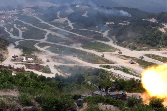 South Korean and U.S. armed forces hold their largest live-fire exercise in Pocheon, Gyeonggi Province, Friday to mark the 62nd anniversary of the start of the Korean War. The exercise involved more than 2,000 troops, F-15K combat fighter planes, Apache attack helicopters and tanks. (Yonhap News)