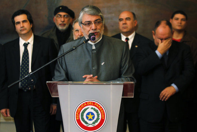 Paraguay's former President Fernando Lugo addresses the nation after the Senate voted to remove him from office in an impeachment trial at the presidential palace in Asuncion, Paraguay, Friday, June 22, 2012. Lugo said he would leave office even though he considered his ouster by Friday's Senate vote a blow to democracy. (AP-Yonhap News)