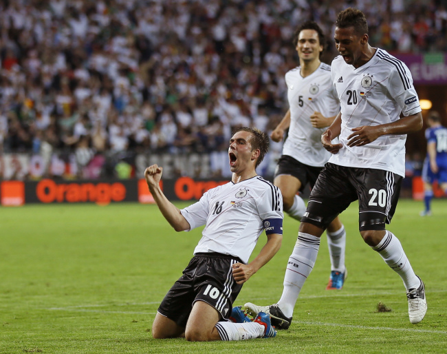 Germany's Philipp Lahm, left, celebrates after scoring during the Euro 2012 soccer championship quarterfinal match between Germany and Greece in Gdansk, Poland, Friday, June 22, 2012. (AP-Yonhap News)