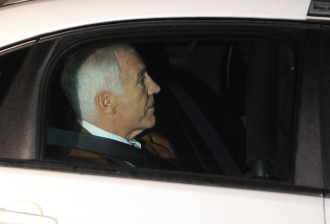 Former Penn State University assistant football coach Jerry Sandusky leaves the Centre County Courthouse with a Centre County Sheriff's deputy after being found guilty of multiple charges of child sexual abuse in Bellefonte, Pa., Friday, June 22, 2012. (AP-Yonhap News)