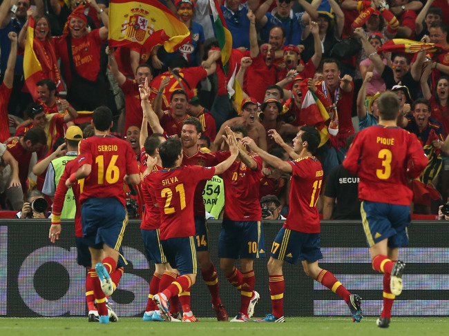 Spain’s Xabi Alonso (fourth from left) celebrates his goal with teammates on Saturday.  (Xinhua-Yonhap News)