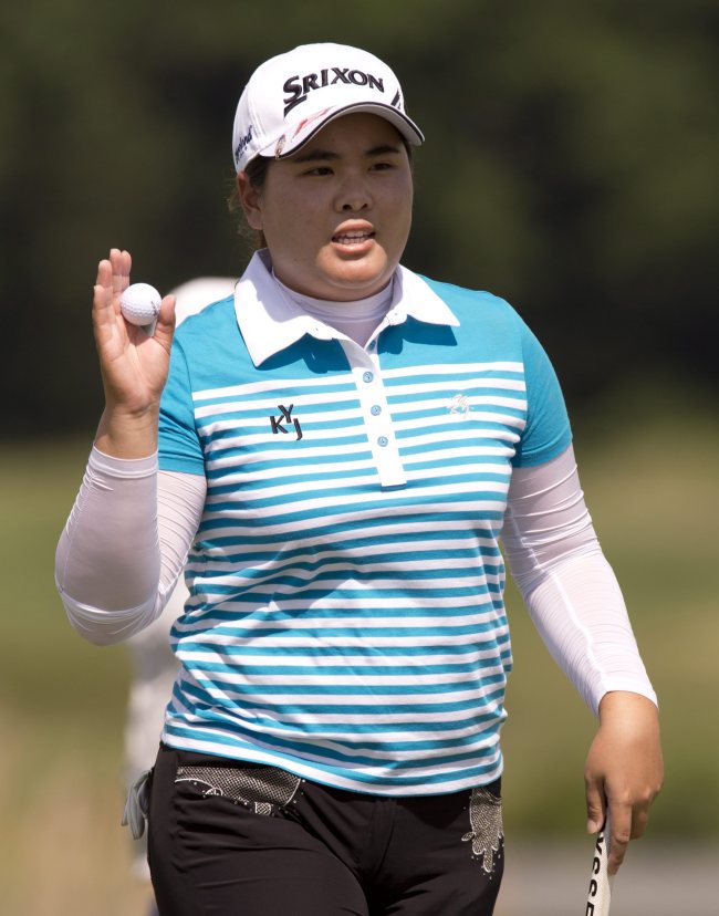 Korea’s Park In-bee acknowledges the crowd on the eighth green on Saturday.  (AP-Yonhap News)