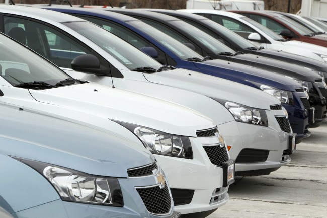 A line of 2012 Chevrolet Cruze sedans sit at a dealership in the south Denver suburb of Englewood, Colorado, in February.     (AP-Yonhap News)