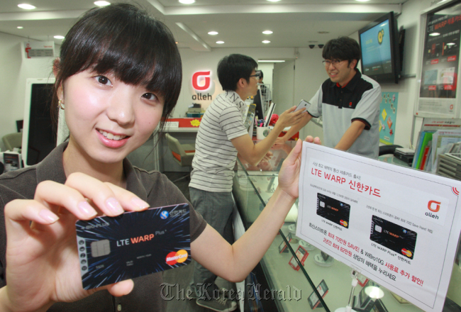 Shinhan Card launches Olleh LTE WARP, a credit card featuring telecommunication service discounts, in coordination with mobile carrier KT on Sunday.  (KT)