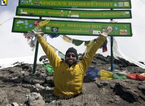 This handout photograph obtained June 22, from Free the Children shows double amputee Spencer West after ascending Mount Kilimanjaro in Tanzania on June 19.  AFP-Yonhap News