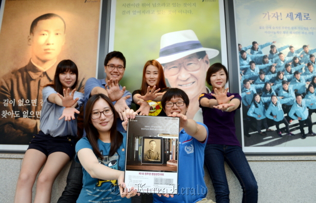 Winners of an entrepreneurship contest offered by the Asan Nanum Foundation pose with a portrait of the late Hyundai founder Chung Ju-yung.   Hyundai Heavy Industries