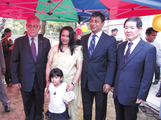Bangladeshi Ambassador Shahidul Islam (second from right)
joins his wife Jesmeen and other guests at his farewell reception
in Seoul on Wednesday. (Kirsty Taylor/The Korea Herald)