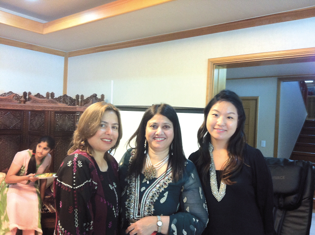 Kausar Mukadam (third from right), wife of the Pakistani
Ambassador, stands with guests at the monthly meeting of ambassadors’
spouses at her residence in Seoul. (Pakistan Embassy)