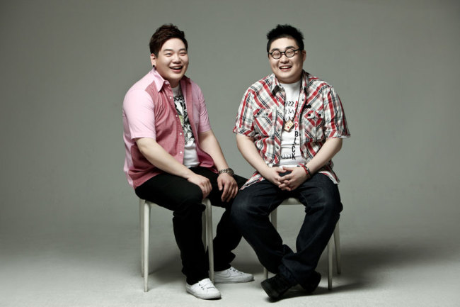 2BiC(투빅), 가수(지환, 준형)/투빅, 강남역 아이패드女 출동..이색마케이 화제
