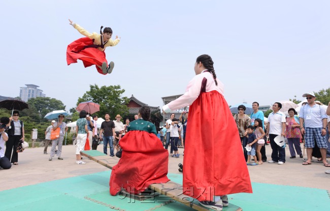 24일 서울 남산한옥마을에서 열린 단오축제에서 민속놀이 공연단이 널뛰기를 시연하고 있다./<br />정희조 기자/checho@heraldm.com 120624
24일 서울 남산한옥마을에서 열린 단오축제에서 민속놀이 공연단이 널뛰기를 시연하고 있다./
정희조 기자/checho@heraldm.com 120624
남산한옥마을 단오축제