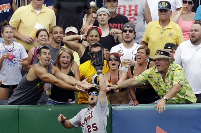 Detroit Tigers right fielder Ryan Raburn leaps to make a catch against the Pittsburgh Pirates on Sunday.  (AP-Yonhap News)